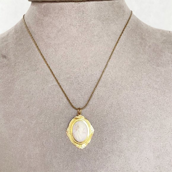 Vtg Carved Shell Cameo Necklace Lady Cameo Brass Setting Gold Tone Napier Chain - Picture 3 of 7